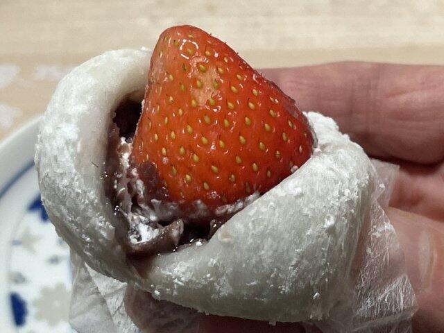 写真:コストコ「いちご大福」をひとくち