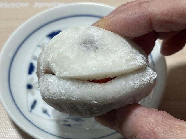 写真:コストコ「いちご大福」をもうひとくち
