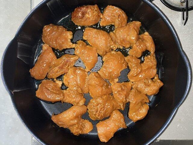写真:鶏肉を焼く1