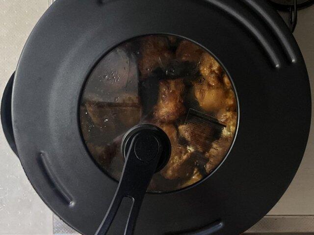 写真:鶏肉を焼く2