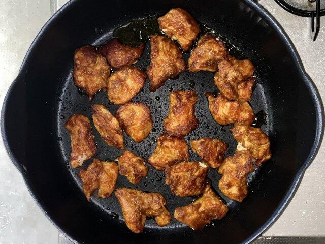 写真:鶏肉を焼く3