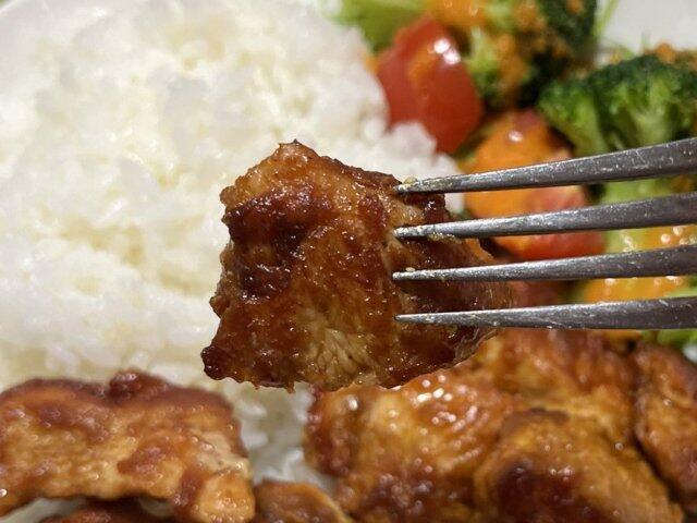 写真:「タンドリーチキン」をもうひとくち