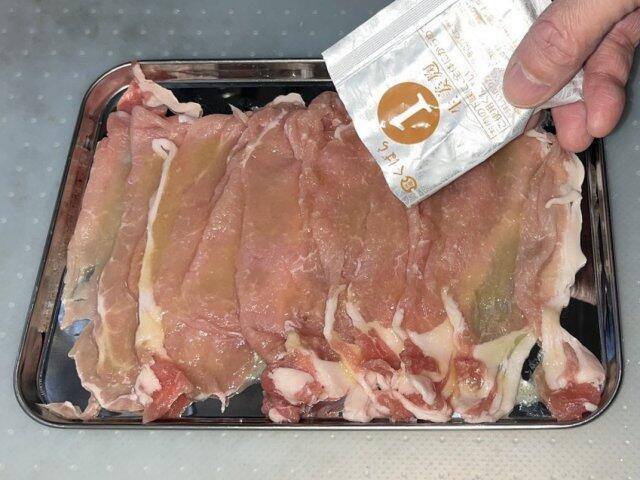 写真:豚肉に下味を付ける
