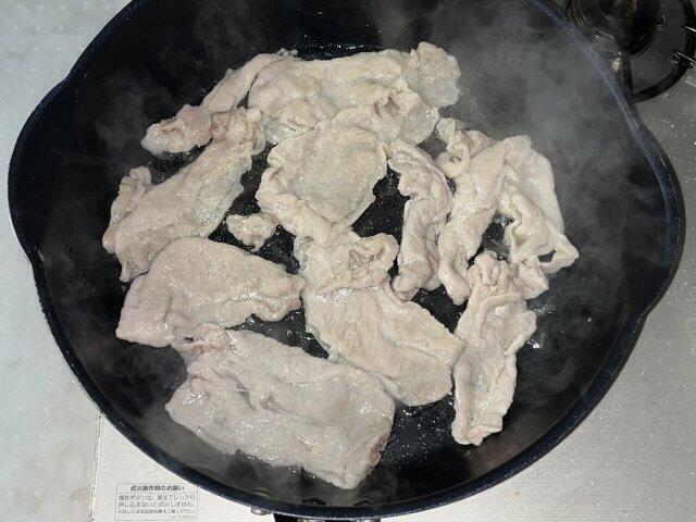 写真:豚肉を焼く