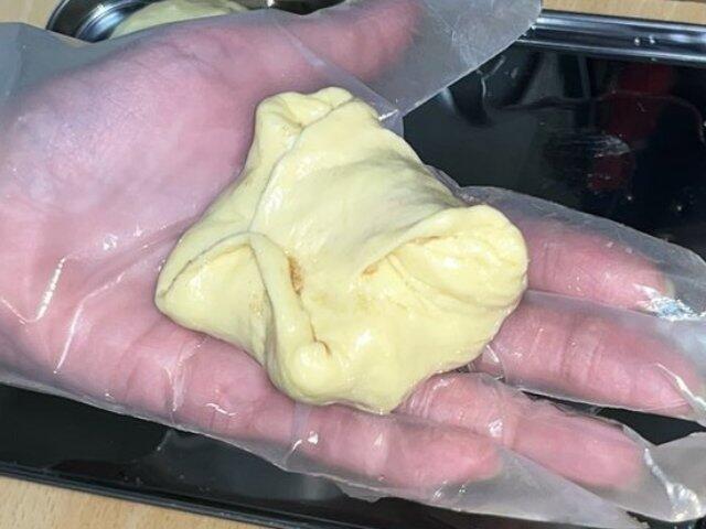 写真:生地でホットックシュガーを包む2