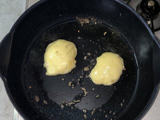 写真:フライパンで「ホットック」を焼く1