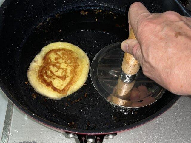 写真:フライパンで「ホットック」を焼く2
