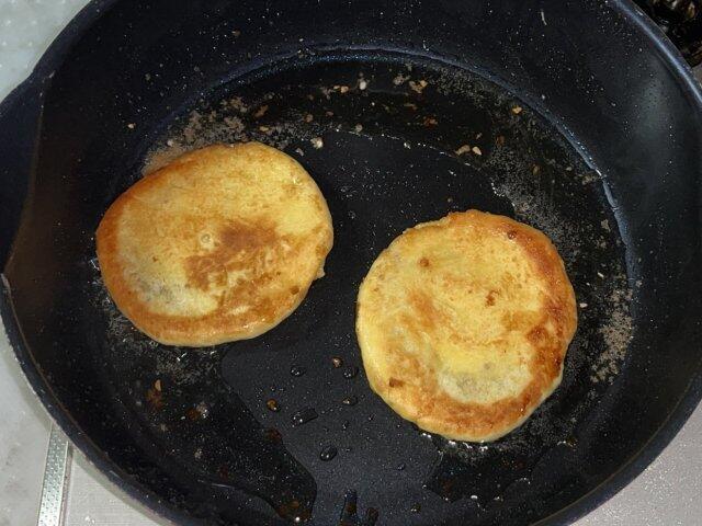 写真:フライパンで「ホットック」を焼く3