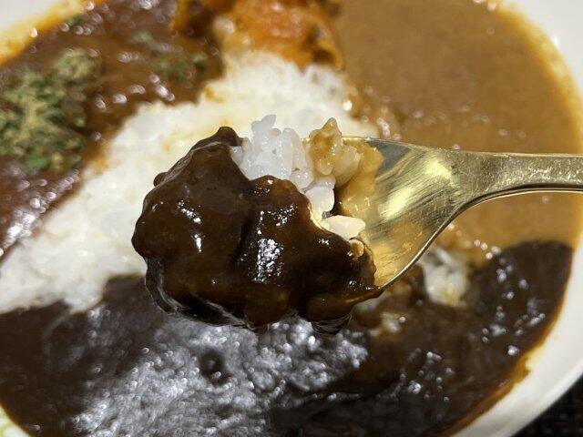 写真:「100時間カレー 欧州ビーフカレー」をひとくち