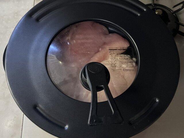 写真:鶏肉を焼く