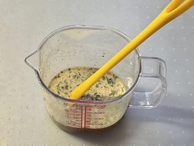 写真:「香味醤油だれの素」を水で溶く