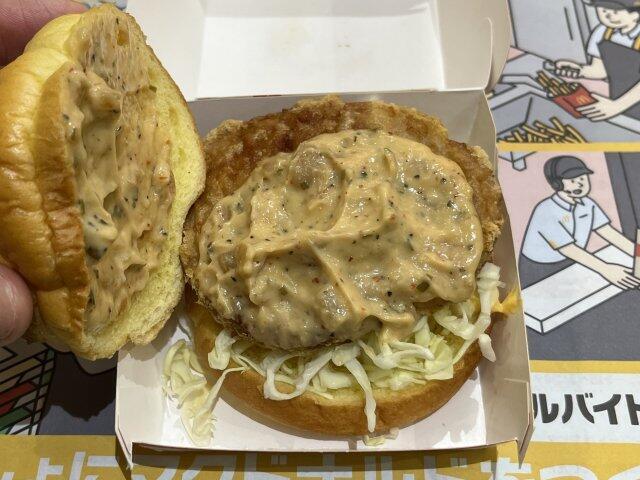 写真:「タルタル油淋鶏チキンタツタ」バンズの下