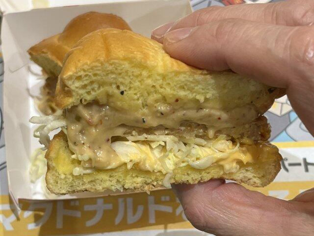 写真:「タルタル油淋鶏チキンタツタ」をひとくち