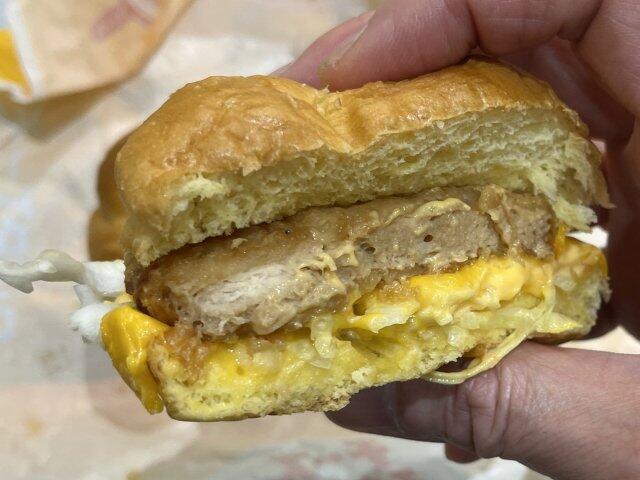 写真:「チーズチキンタツタ」をひとくち