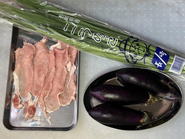 写真:「茄子とニラのそぼろ炒め」の材料