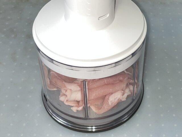 写真:豚肉をひく