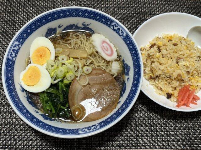 写真:「ポッポの醤油らーめん」と炒飯