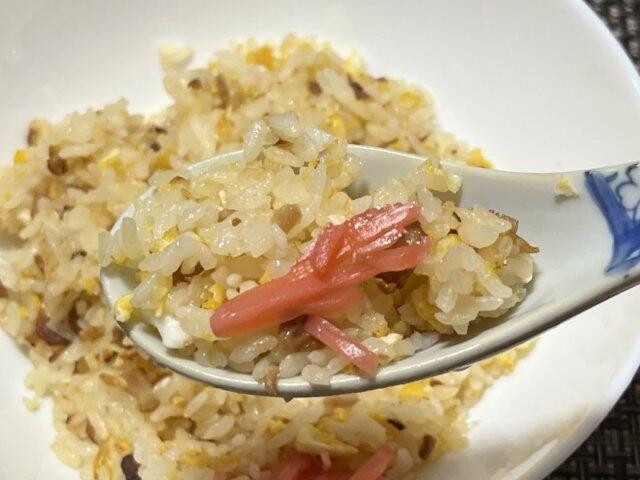 写真:炒飯をひとくち