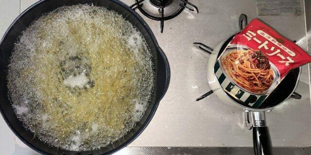 写真:「西洋料理店のミートソーススパゲティ」を作る