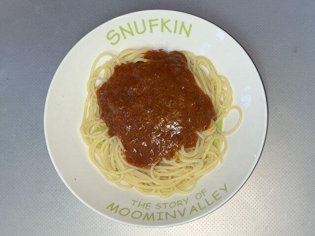 写真:「西洋料理店のミートソーススパゲティ」を盛り付ける
