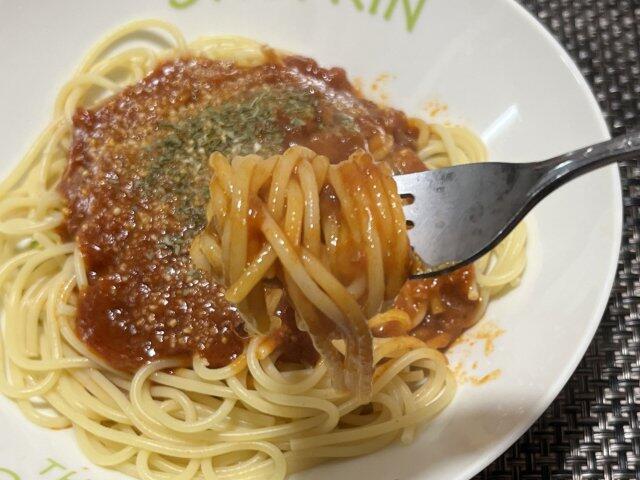 写真:「西洋料理店のミートソーススパゲティ」をひとくち
