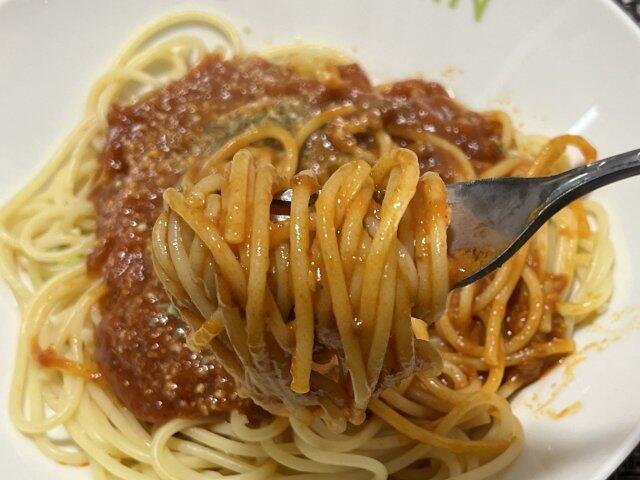 写真:「西洋料理店のミートソーススパゲティ」をもうひとくち