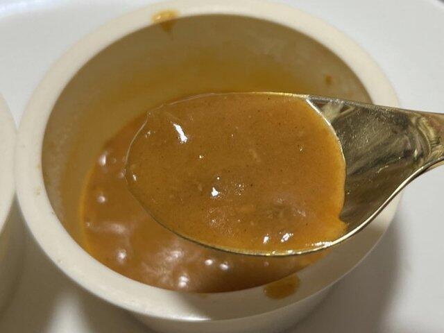 写真:「バターチキンカレー」をひとくち