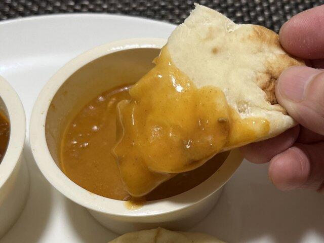写真:「バターチキンカレー」とナン