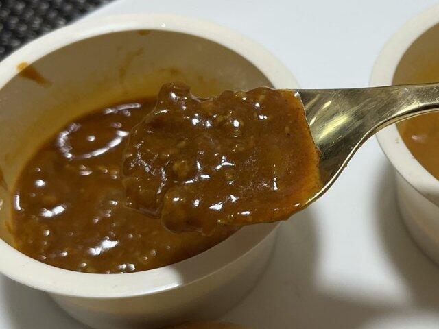 写真:「キーマカレー」をひとくち