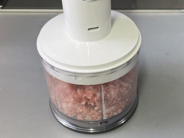 写真:牛肉を挽く