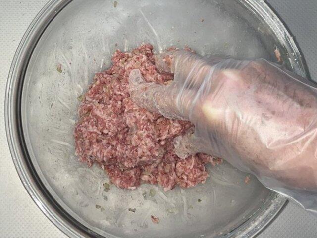 写真:肉だねを作る