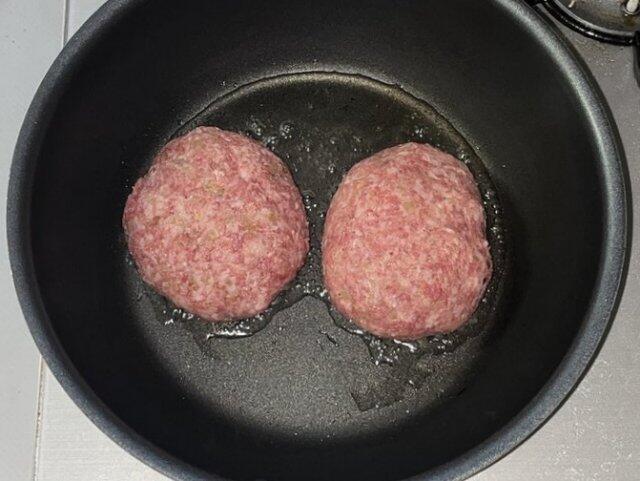 写真:ハンバーグを焼く