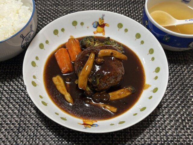 写真:「煮込みハンバーグ」