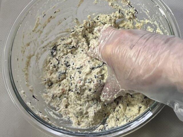 写真:「豆腐ハンバーグ」を作る2