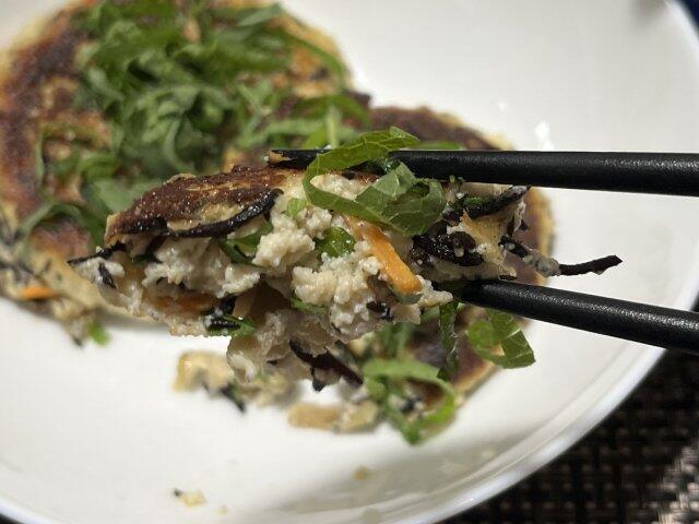 写真:「豆腐ハンバーグ」をひとくち