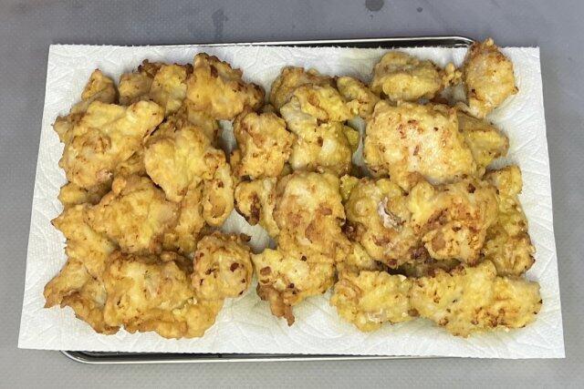 写真:「鶏ムネチキン南蛮」の揚げ上がり