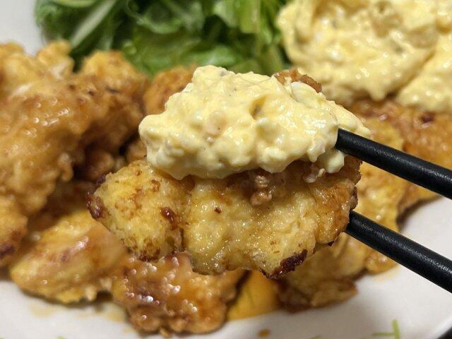 写真:「鶏ムネチキン南蛮」をひとくち