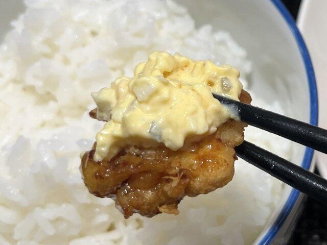 写真:「鶏ムネチキン南蛮」をもうひとくち