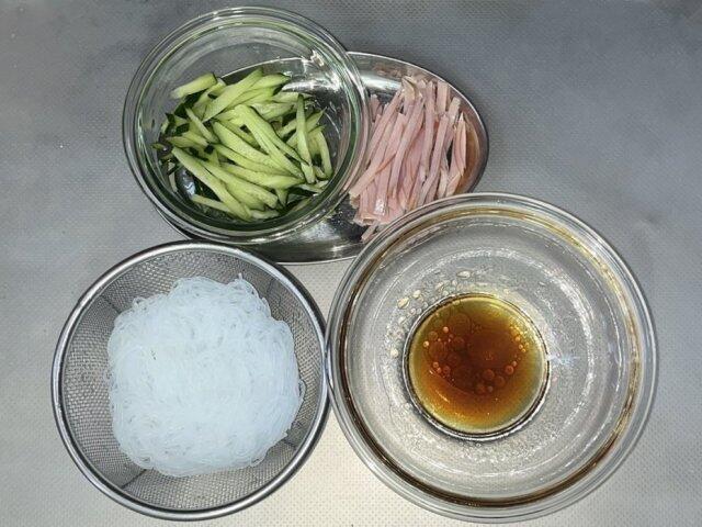 写真:「春雨中華サラダ」の材料