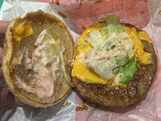 写真:「博多明太バターてりやき」バンズの下
