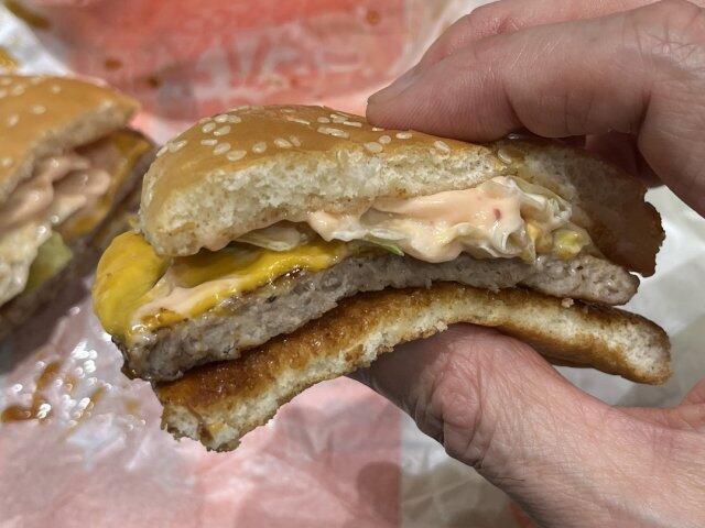 写真:「博多明太バターてりやき」をひとくち