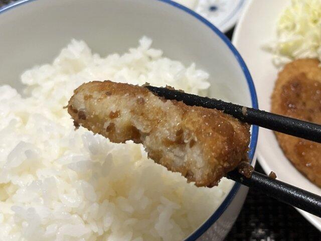 写真:「鎌倉コロッケ」をひとくち