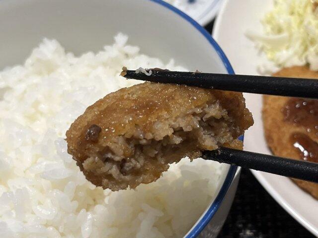 写真:「鎌倉黄金メンチ」をひとくち