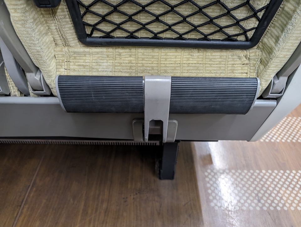 しおかぜ号・いしづち号のフットレスト（格納時）