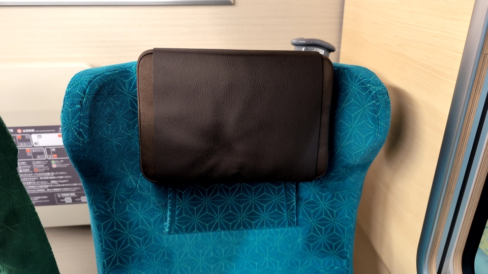 特急やくも号の座席の枕（高さ最大）