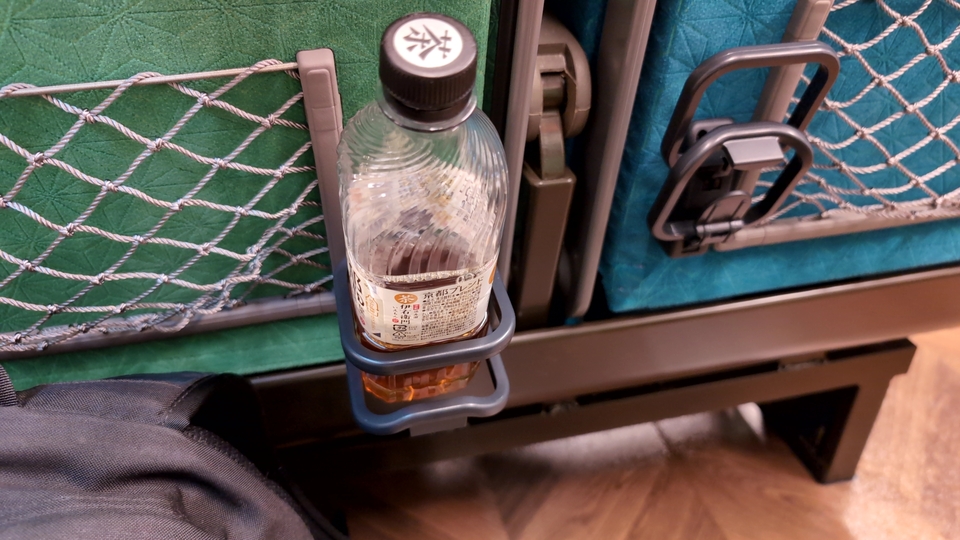 特急やくも号のドリンクホルダー