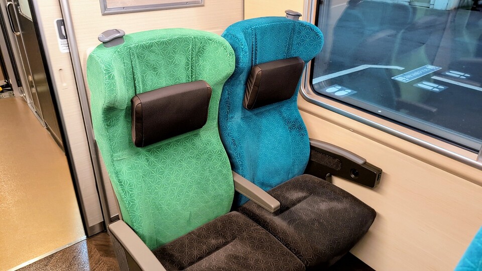 特急やくも号の普通車指定席の座席（273系）