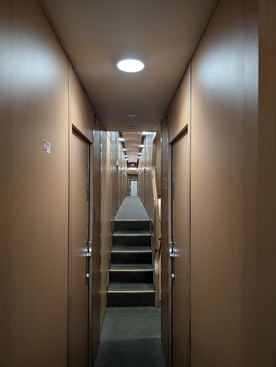 通路は狭い