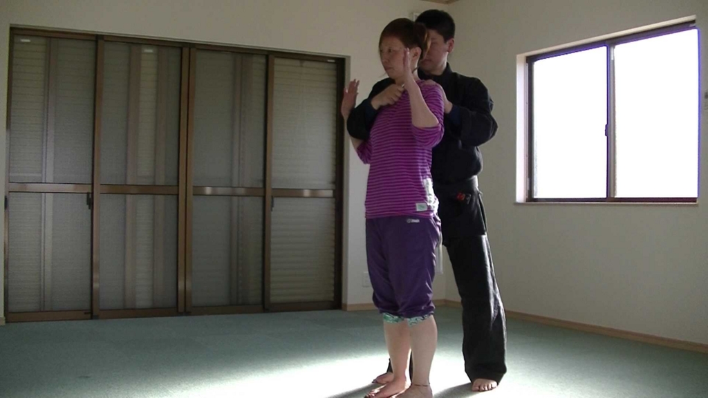 後からナイフで脅された場合 素人女性でもできる力を使わない護身術 後からナイフで脅された場合 素人女性でもできる力を使わない護身術