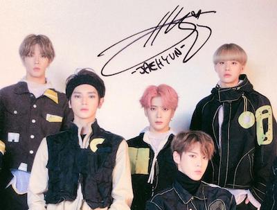 nct127メンバーたちのポスターサイン入りの画像